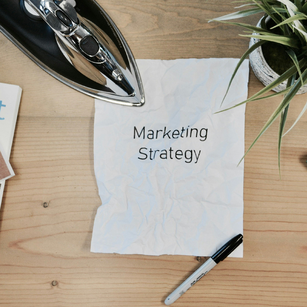 mesa con folio, un lapiz y plantas