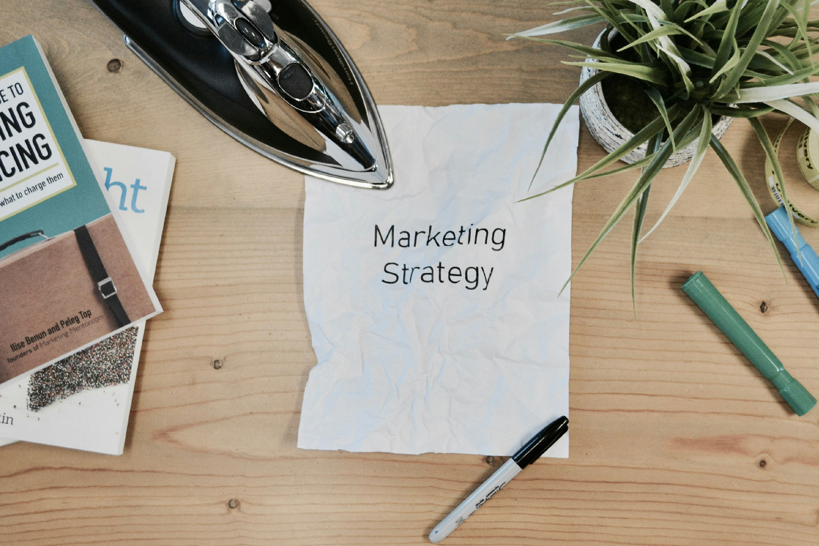 mesa con folio, un lapiz y plantas