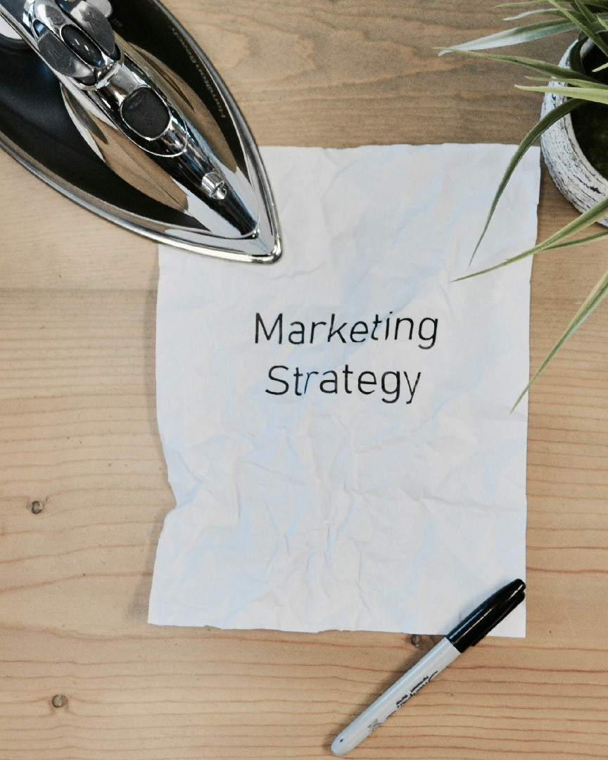 mesa con folio, un lapiz y plantas